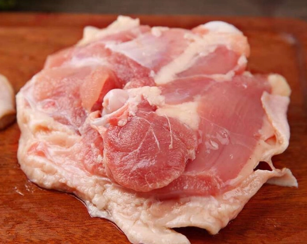 chicken thigh vs breast nutrition