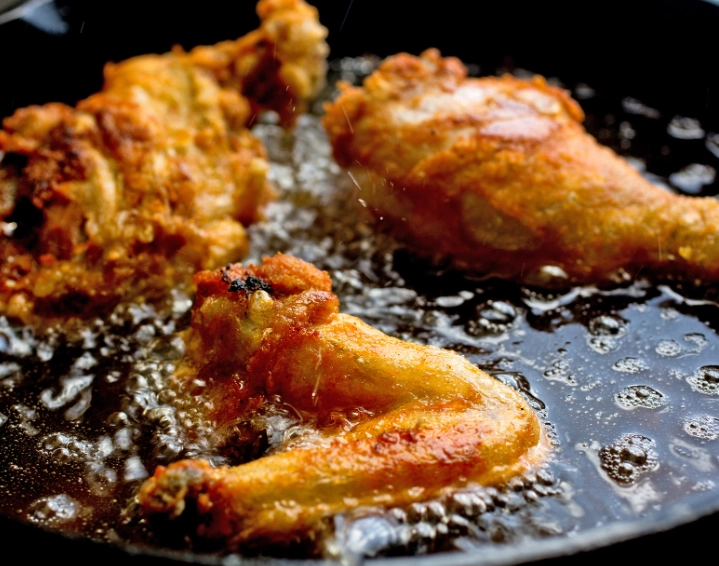 how hot oil to fry chicken