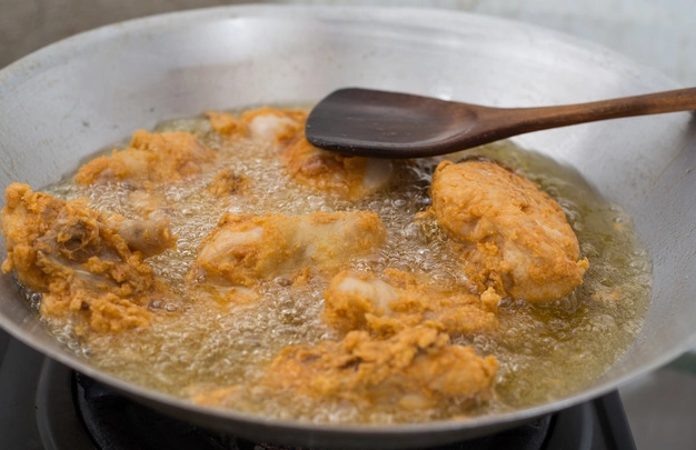 how hot should oil be for fried chicken