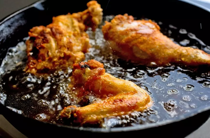 How to fry chicken in a pan with oil